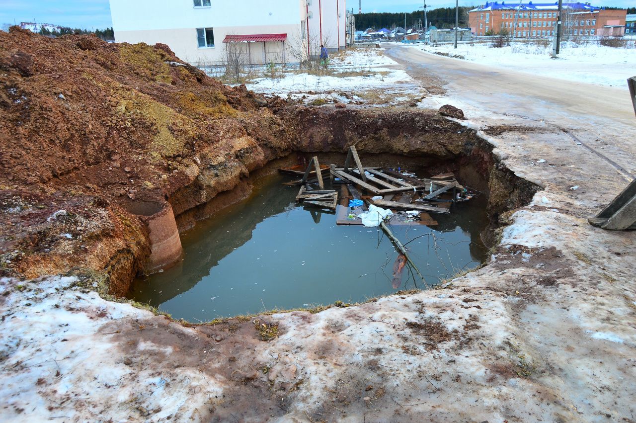 Раскопали и… забыли. В Третьем Северном яма заполнена водой и не огорожена