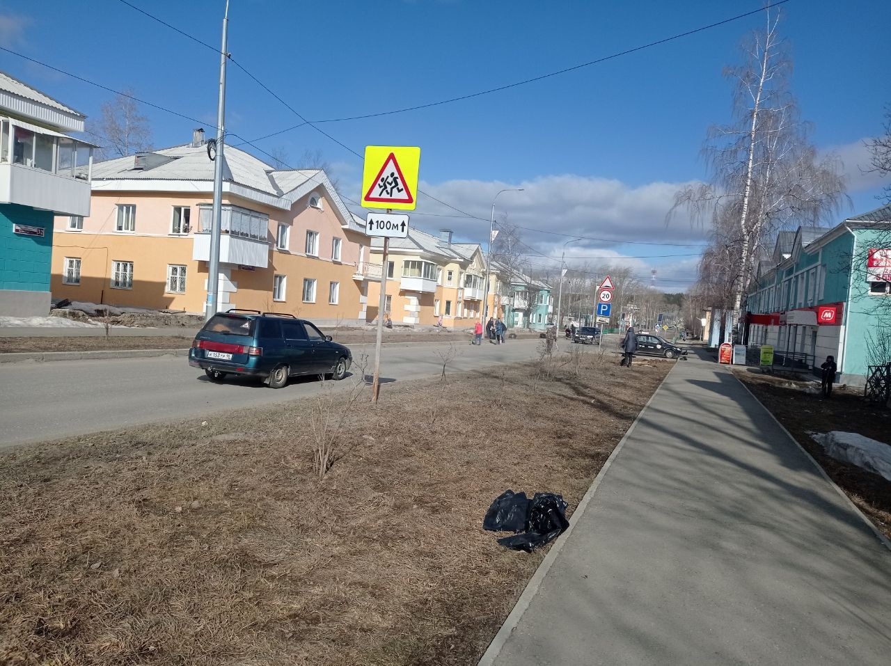 22 апреля в Североуральске начались субботники - убирают улицу Белинского