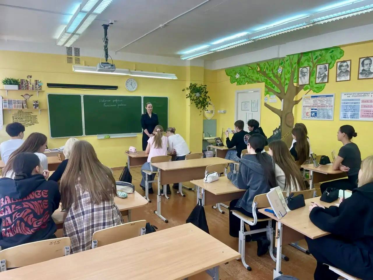 Школьников предостерегли от участия в мошеннических схемах