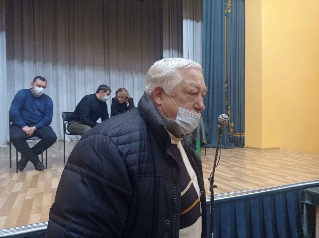 Черемуховский пенсионер: Горок нет, дети катаются на самодельных и попадают под транспорт. А обвиняют во всем мать!