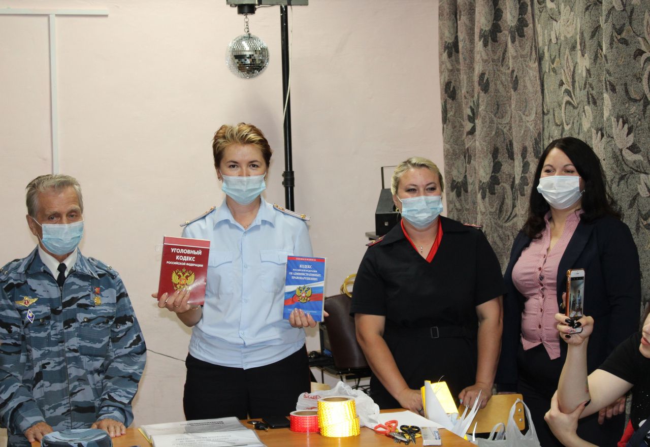 Полицейские вместе с общественниками побеседовали с ребятами из интерната на правовые темы