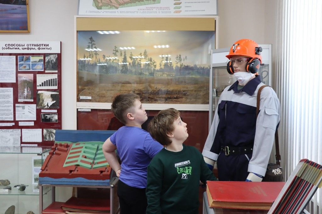 В рамках проекта РУСАЛа «Открытый завод» музей истории СУБРа посетили школьники из Екатеринбурга