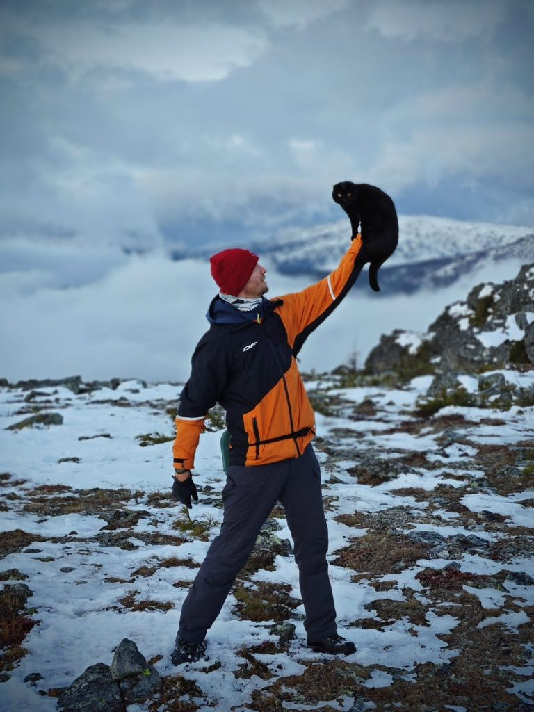 На высоте кошачьих возможностей: работник БАЗа ходит в горы с кошкой
