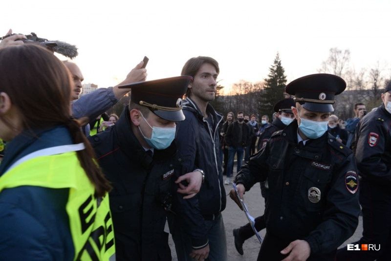 В Екатеринбурге на протест вышли больше 10 тысяч человек. Идут задержания