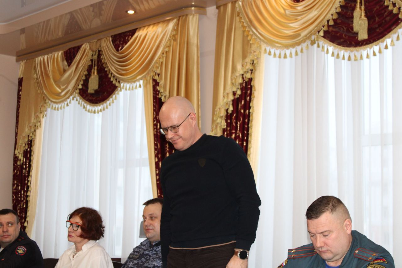 Депутаты выступили в защиту главврача от коллектива и социума. Обращение подписали единогласно