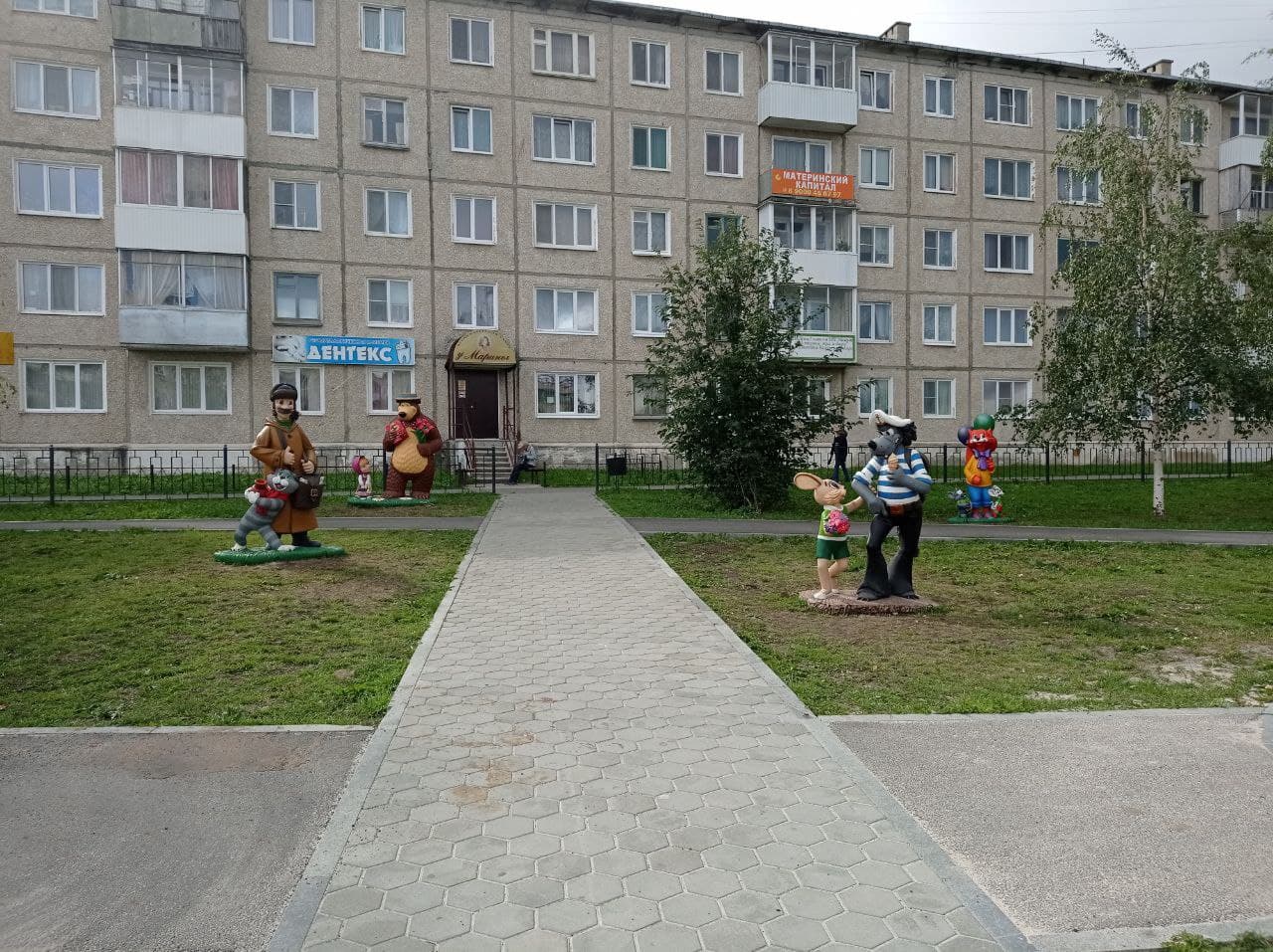В парке “Молодежный” установили фигурки героев из мультиков, а рядом строят новый тротуар 