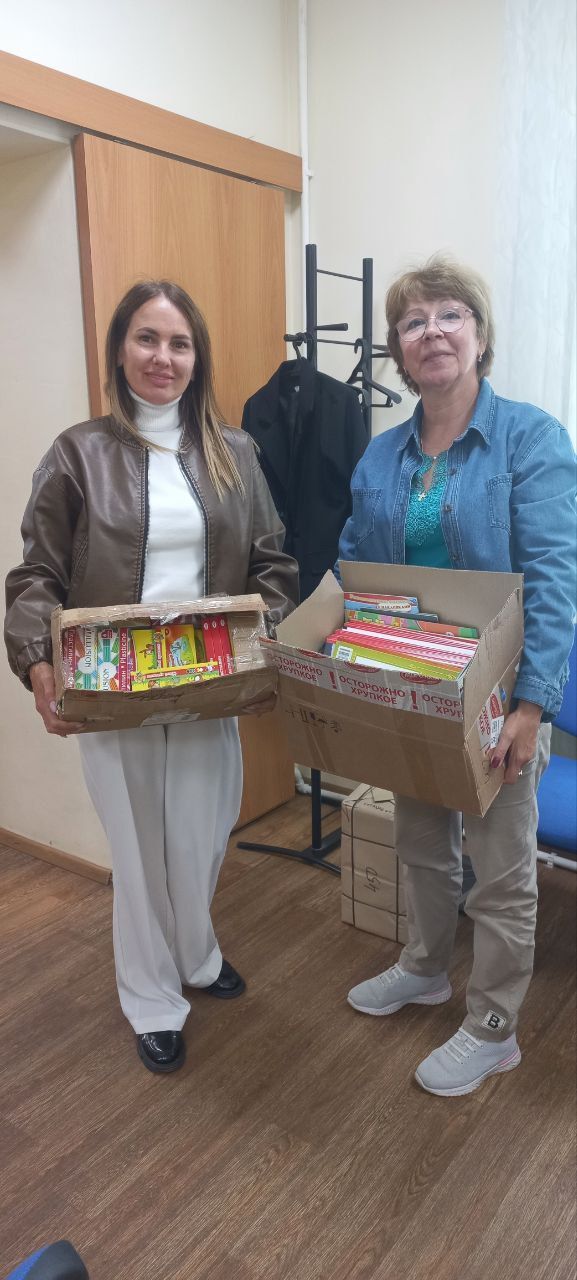 Игорь Башков с Крутого Лога передал в дар интернату несколько коробок новой канцелярки