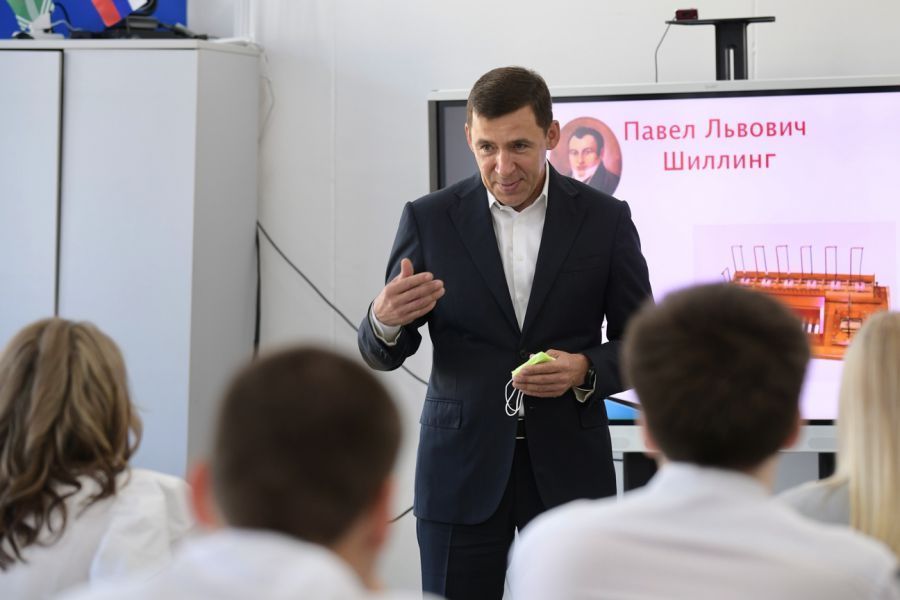 Евгений Куйвашев в День знаний рассказал 11-классникам школы в Белокаменном о нужных для региона профессиях будущего 