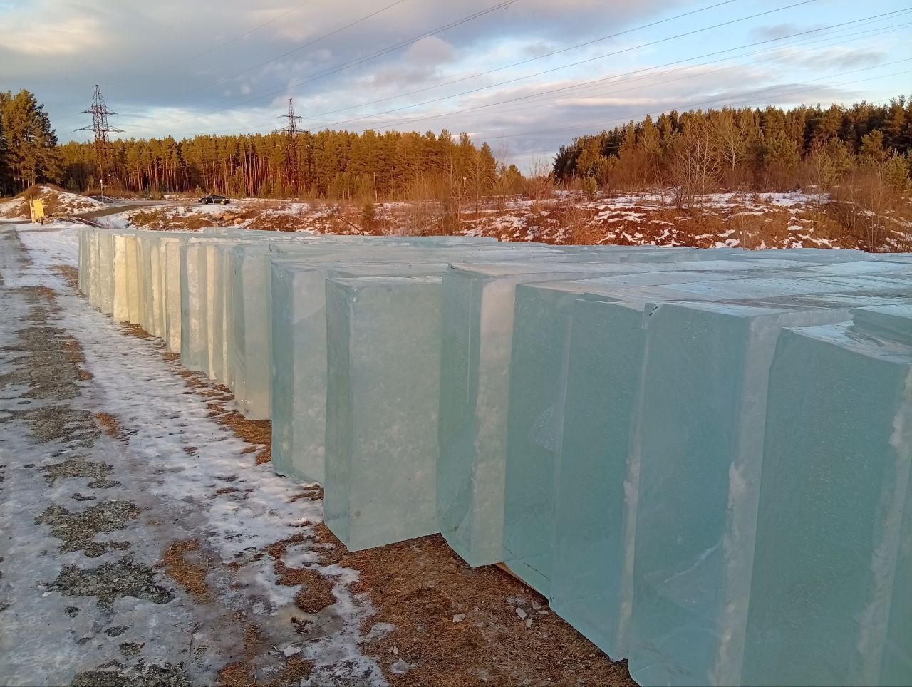 На Колонгинском водохранилище грузят лед для обустройства новогоднего городка