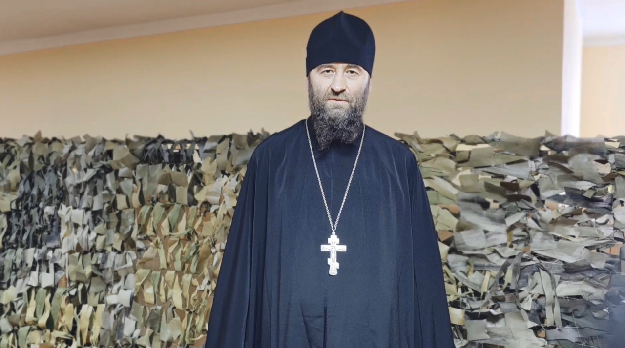 Священник Петропавловского храма иерей Максим Фомин поздравляет с 80-летним юбилеем со Дня Победы