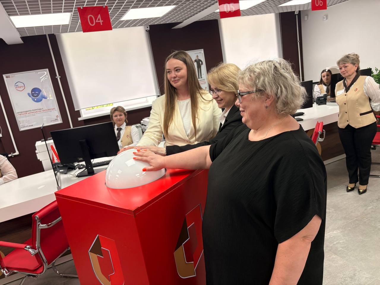 В Североуральске торжественно открыли отремонтированный офис МФЦ