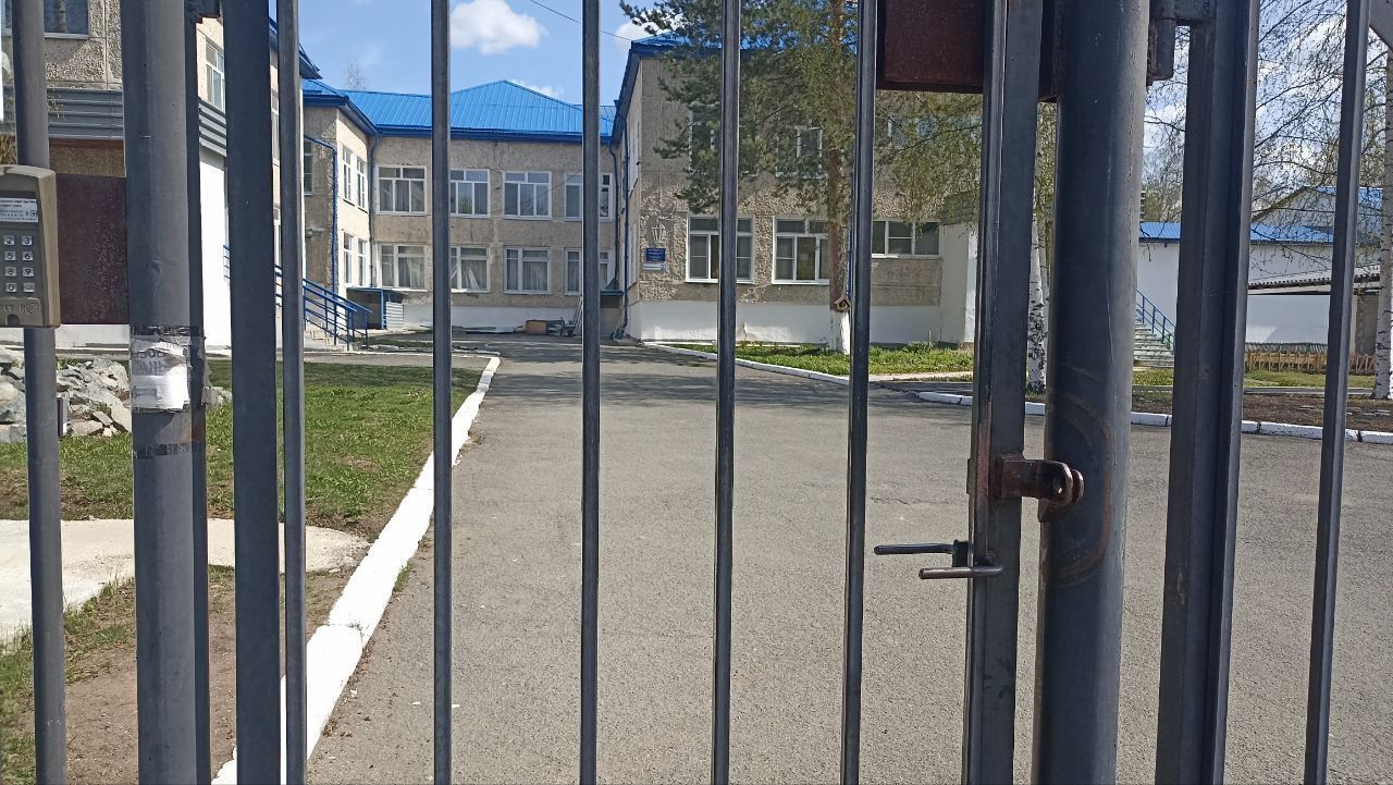 В детском саду №4 малыш вылез через забор на улицу и ушел гулять. Вернули учителя школы №11