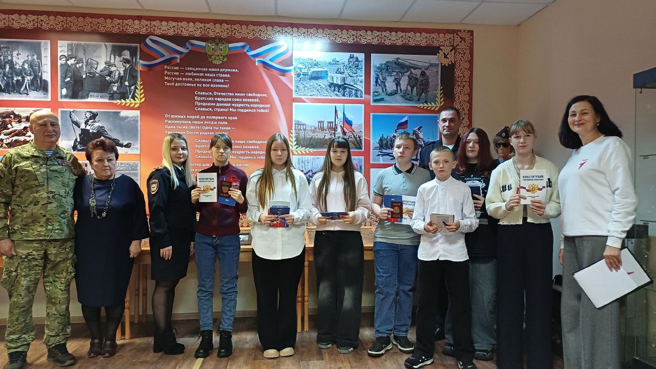 Акция «Мы – граждане России». Подросткам вручили паспорта в музее ОМВД Североуральска