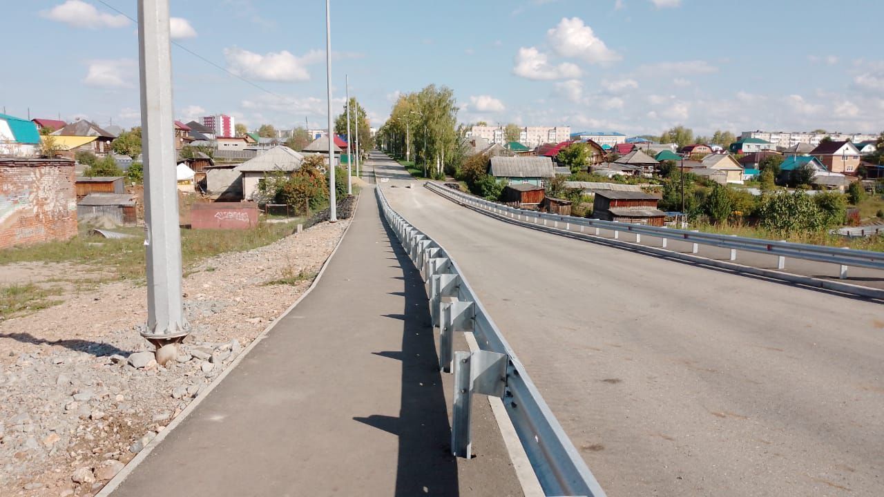 Жительница Североуральска просит сделать пешеходное ограждение на мосту более высоким