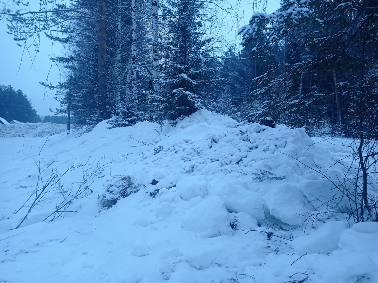 Североуралец недоволен: снег вывозят на дачи “Подсобное”, весной все на огороды потечет