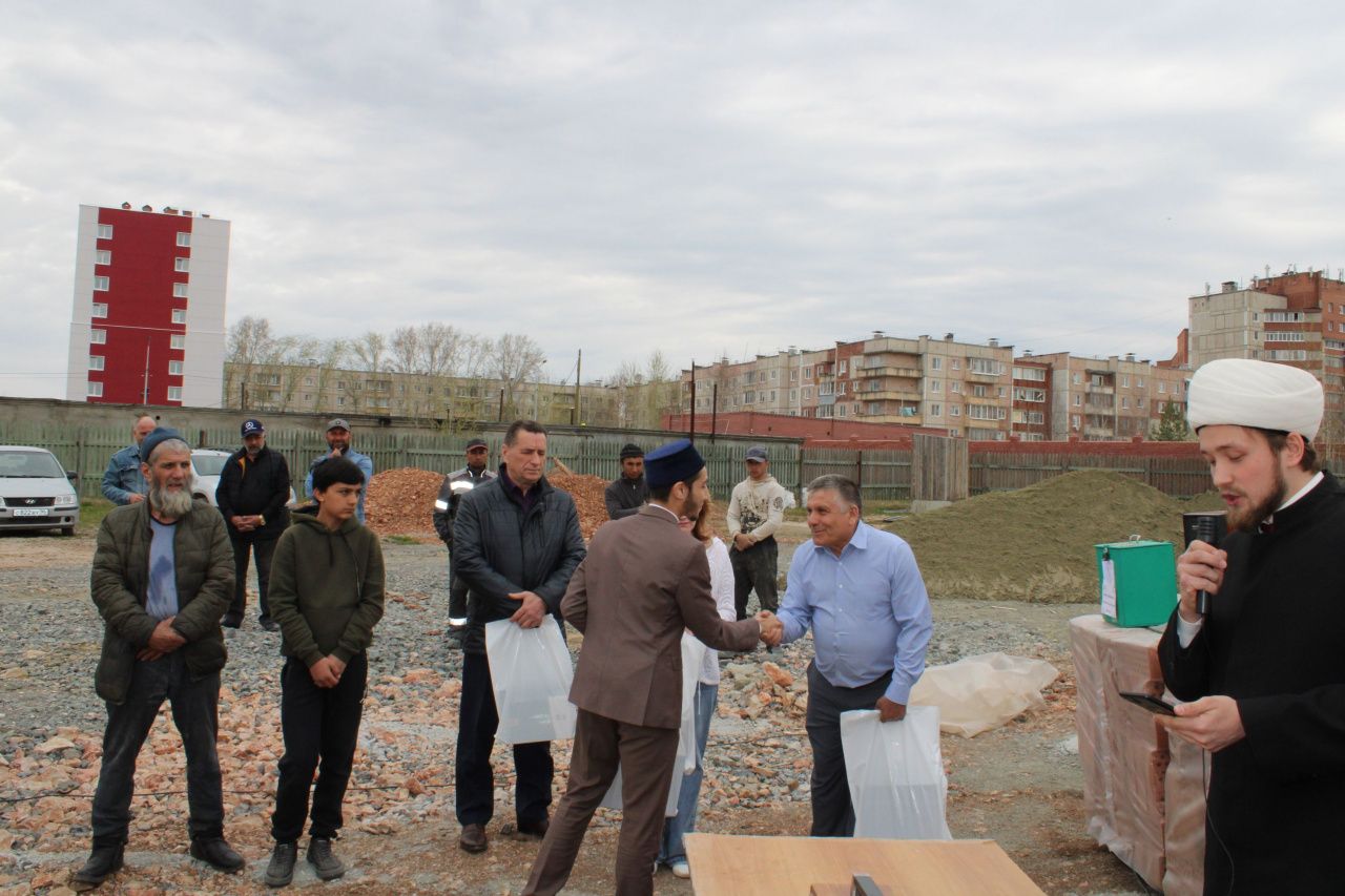 Первый кирпич в строительство мечети торжественно заложили Светлана Миронова и Селимхан Зекераев