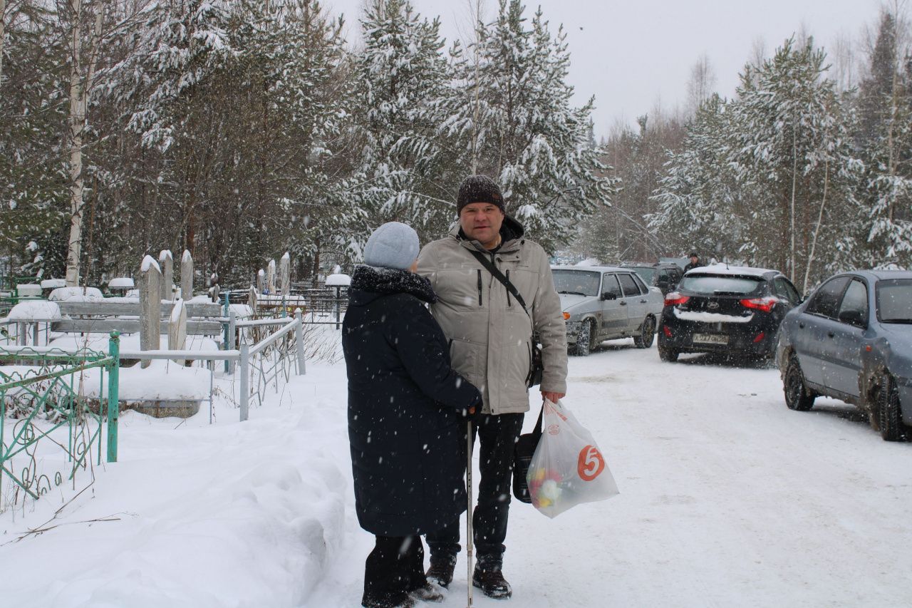 Радоница-2026. Снегопад, погода нелетная, машин мало, торговля цветами идет грустно