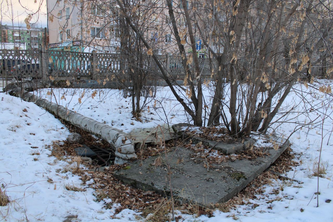 Нам пишут. У колодца в районе поликлиники - огромная дыра 