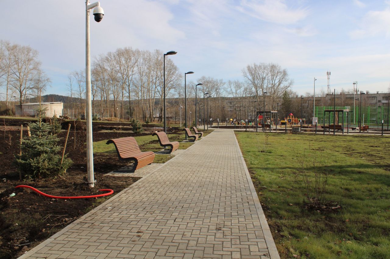 Сквер “Танцевальный” почти готов. На детских площадках папы с малышами