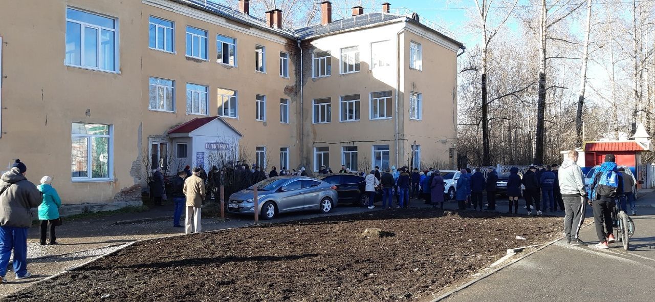 Владимир Паршуков благодарит медиков и интересуется, что городская власть делает для восстановления медицины