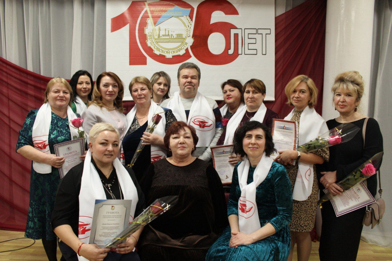 15 сотрудников профсоюза ЦГБ наградили. Председатель Джамиля Исупова благодарит коллег 