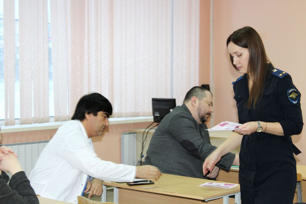 Начальник следственного отдела встретилась с сотрудниками ЦГБ для профилактики мошенничества