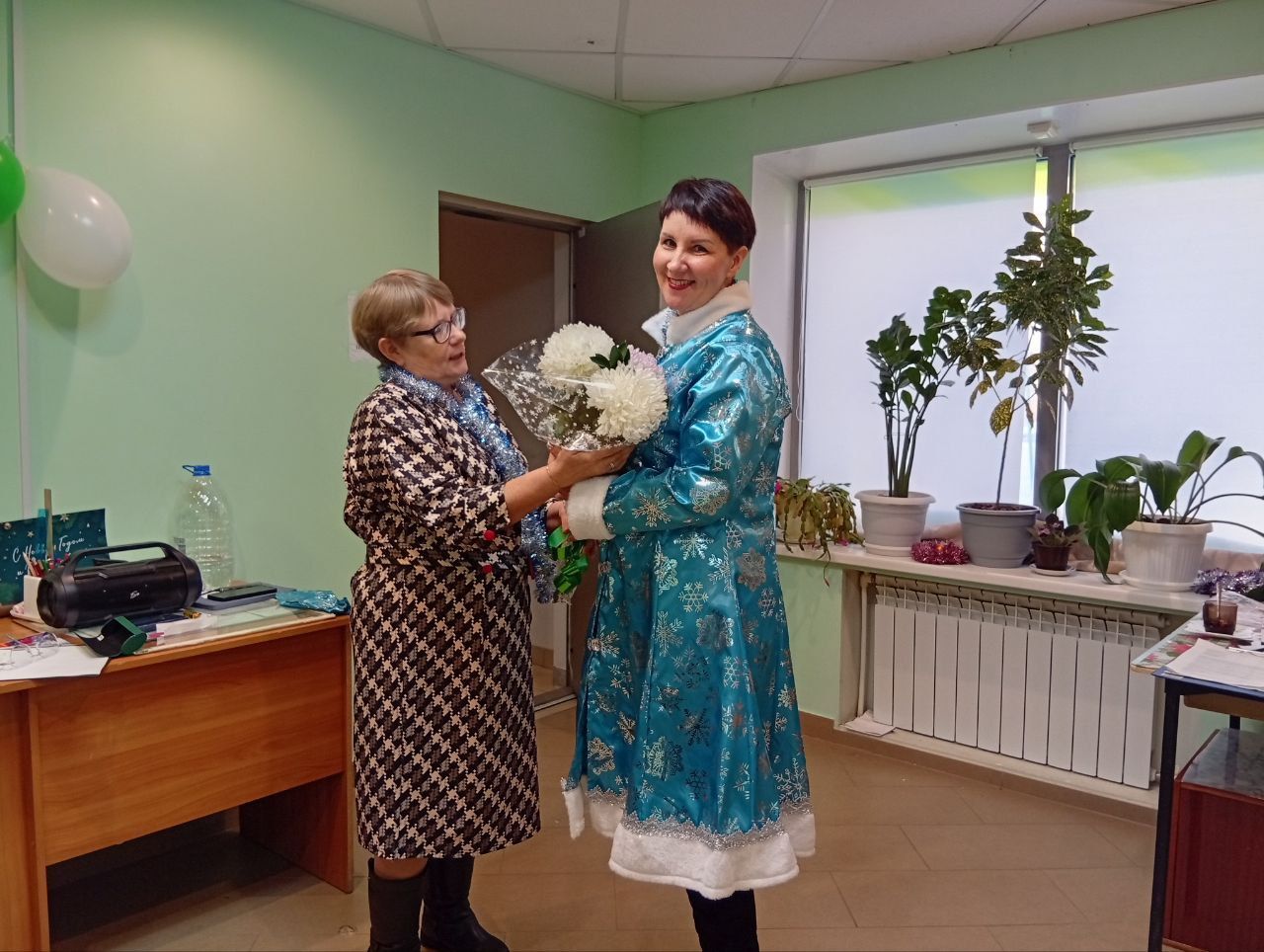 Новый год в обществе инвалидов - с Дедом Морозом, Снегуркой и Гадалкой