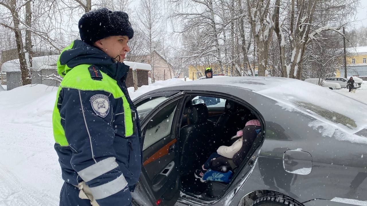 Профилактический рейд у детской поликлиники: 17 автомобилей проверено, нарушений нет