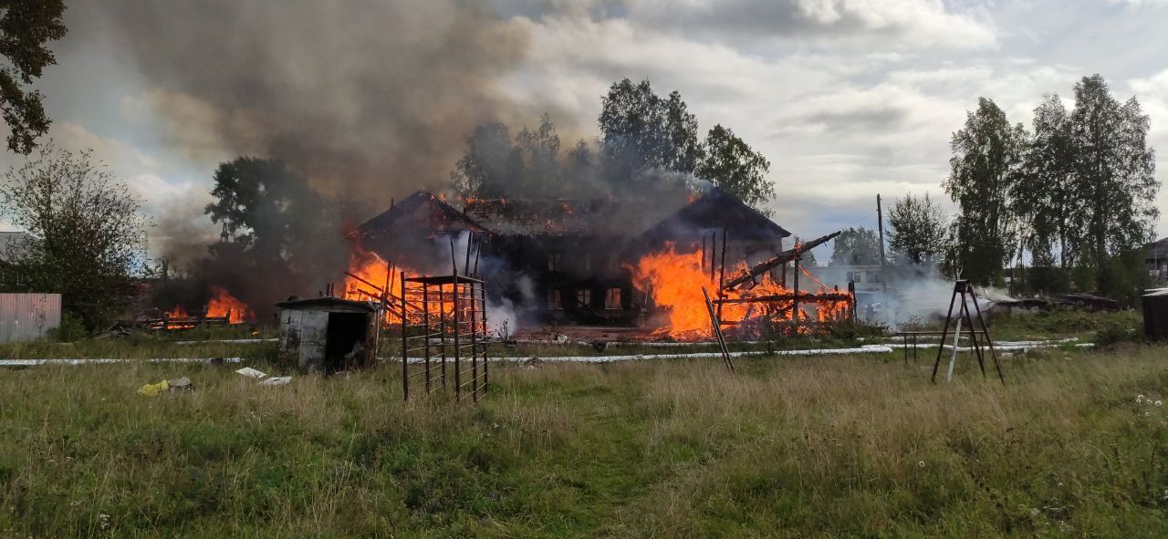 Пожар в поселке Третий Северный: сгорело 2 сарая, погорела крыша дома