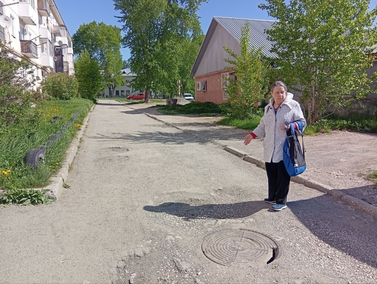 Три соседних двора асфальтировали в 2021-м, наш обещали в 2022-м. Надежда на Никитенко