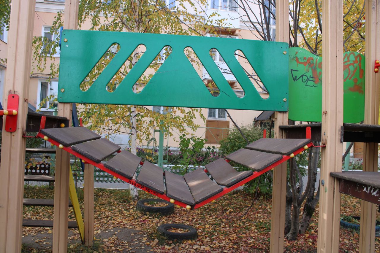 Молодежная, 9. Горку сломали, во дворе - проезжая часть, у "Руси" - разгрузка продуктов