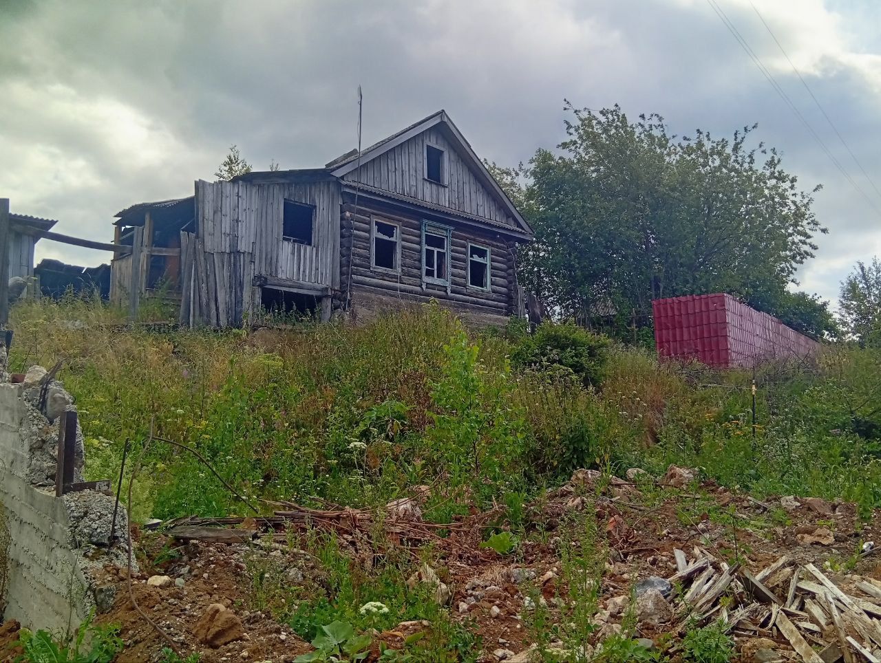 Непригодный для проживания дом по улице Карпинского рекомендуют снести