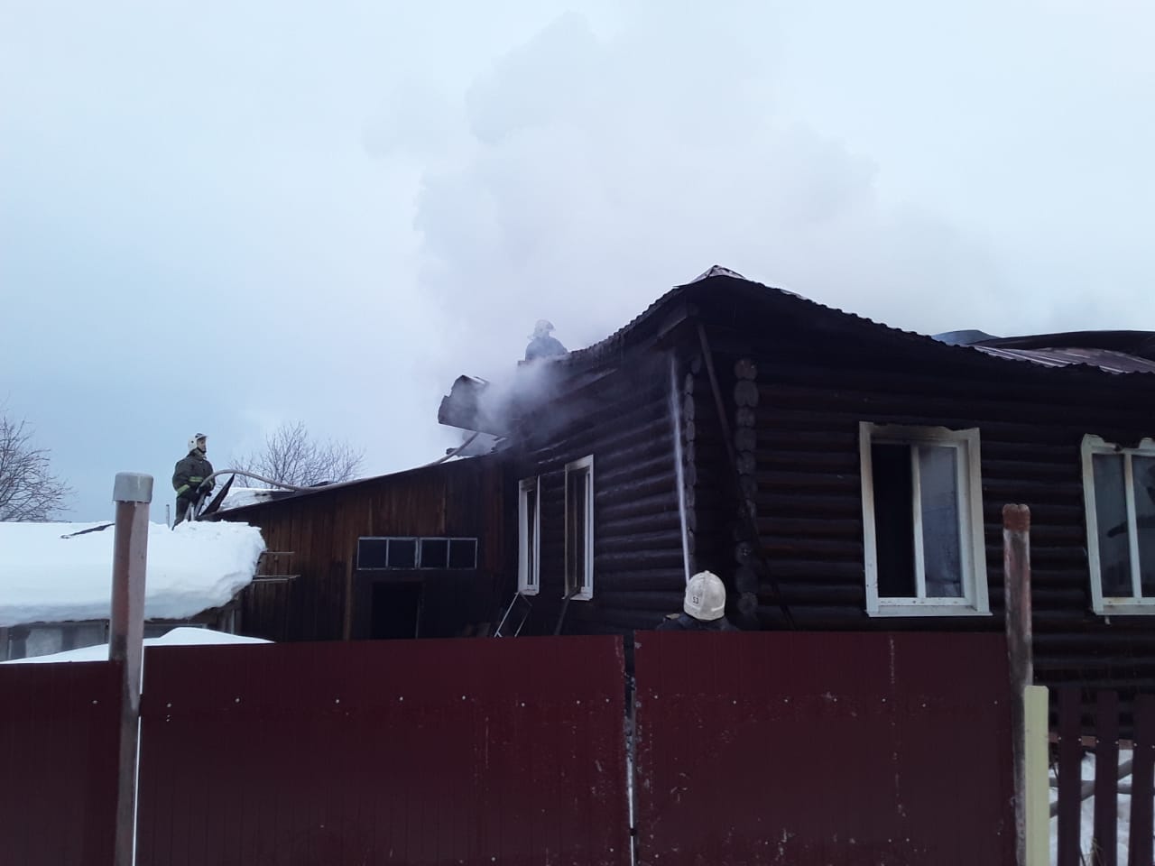 В поселке Третий Северный горел частный дом: хозяйка госпитализирована с ожогами рук