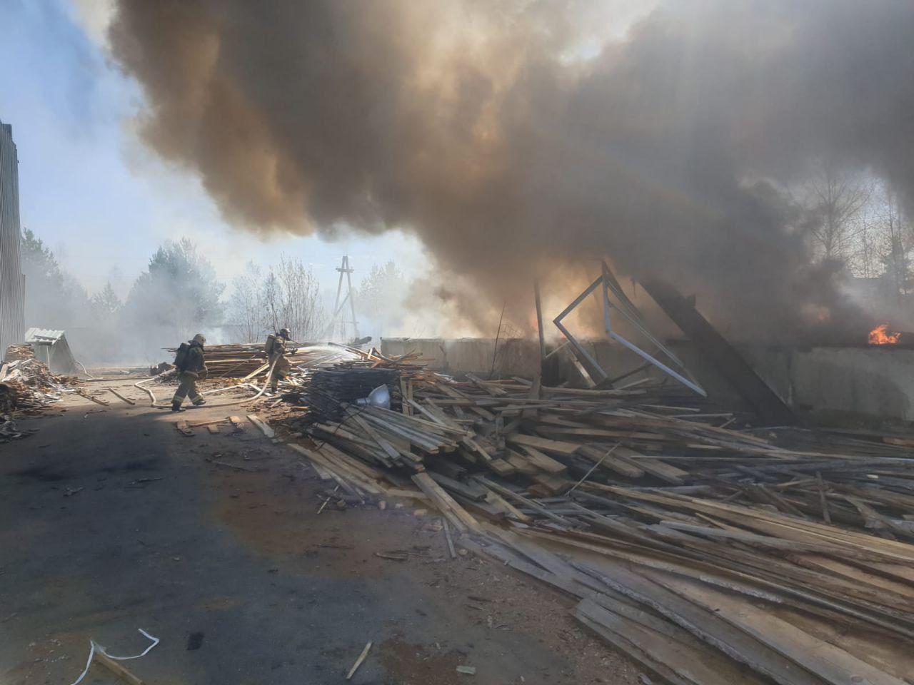 В праздники сгорели два мусорных контейнера, ангары на заводе ЖБК и дача в “Кедре”