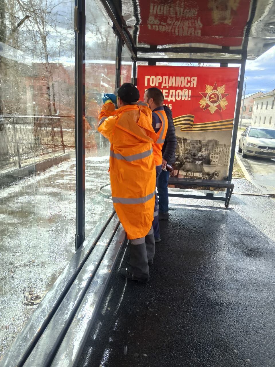 Дорожные рабочие “Службы заказчика” наводят чистоту на Белинского. Субботников пока нет