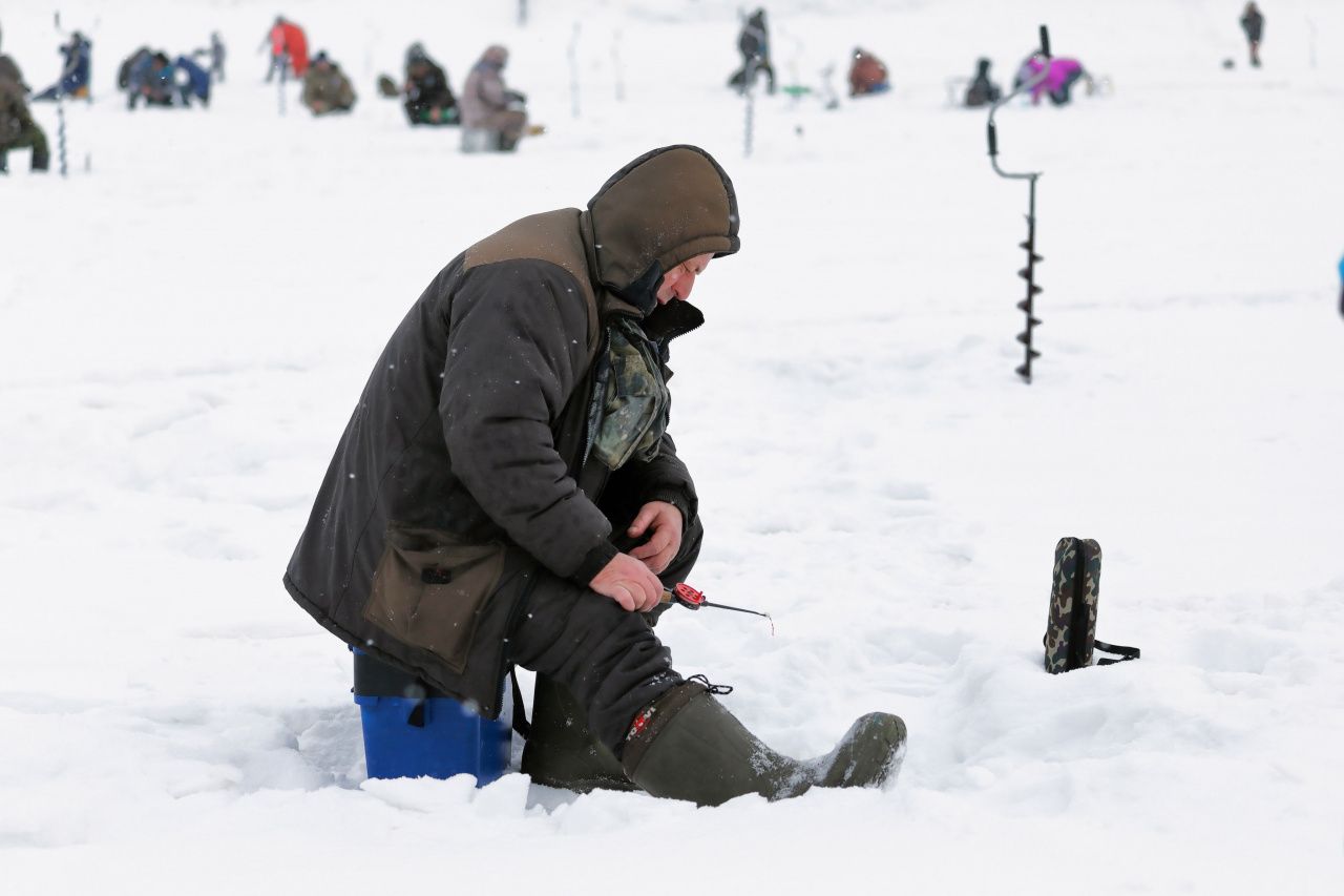 На льду Колонгинского водохранилища прошли рыболовные соревнования, посвященные памяти экс-мэра Североуральска. Пойманную рыбу отпускали