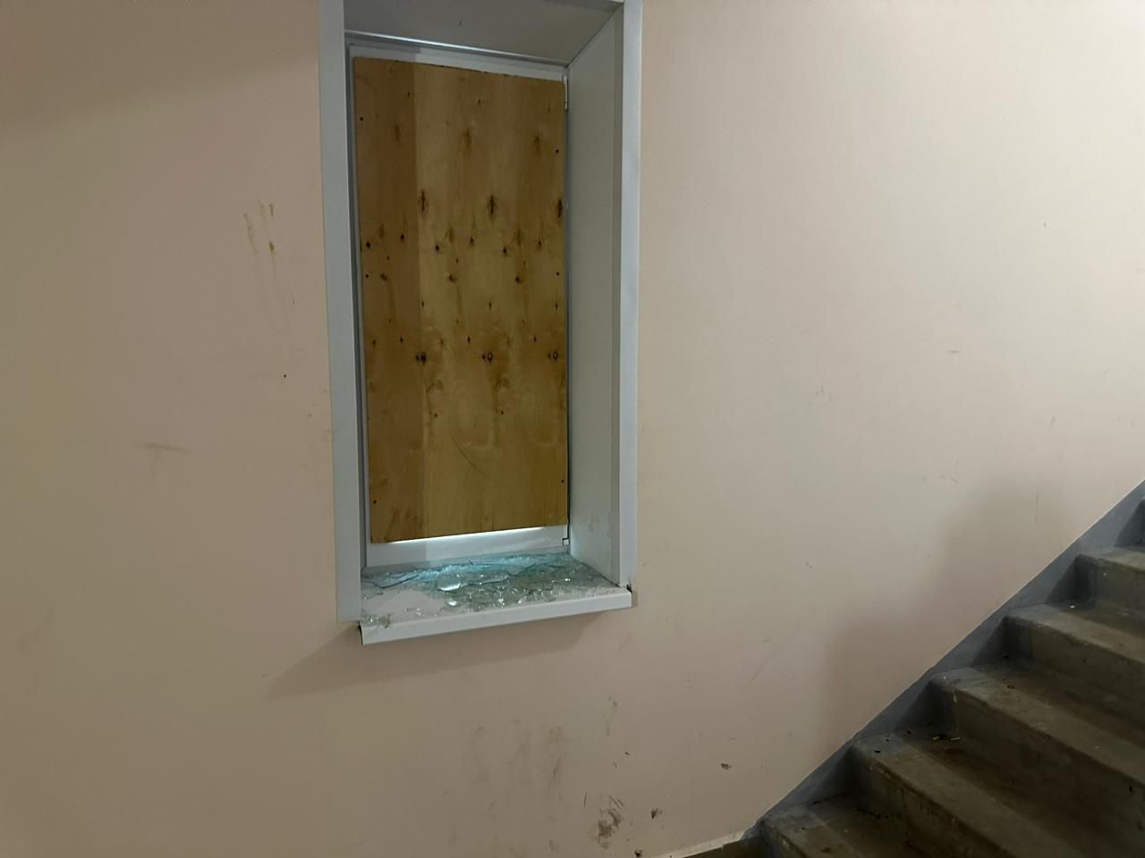 Управляющая компания заколотила разбитые окна в девятиэтажке для сирот фанерой. Злоумышленник найден