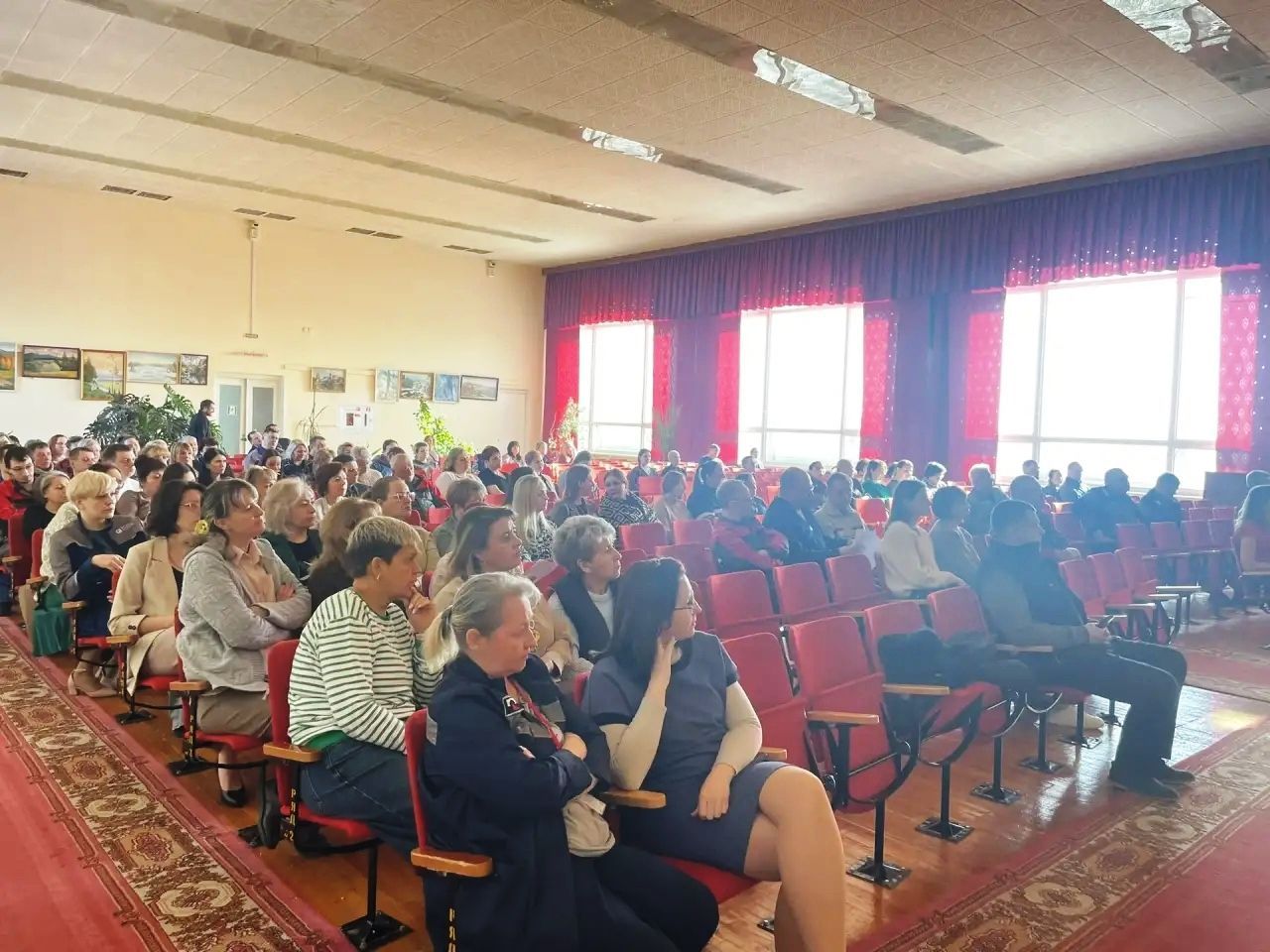 Полицейский провел встречу с сотрудниками градообразующего предприятия по профилактике мошенничества