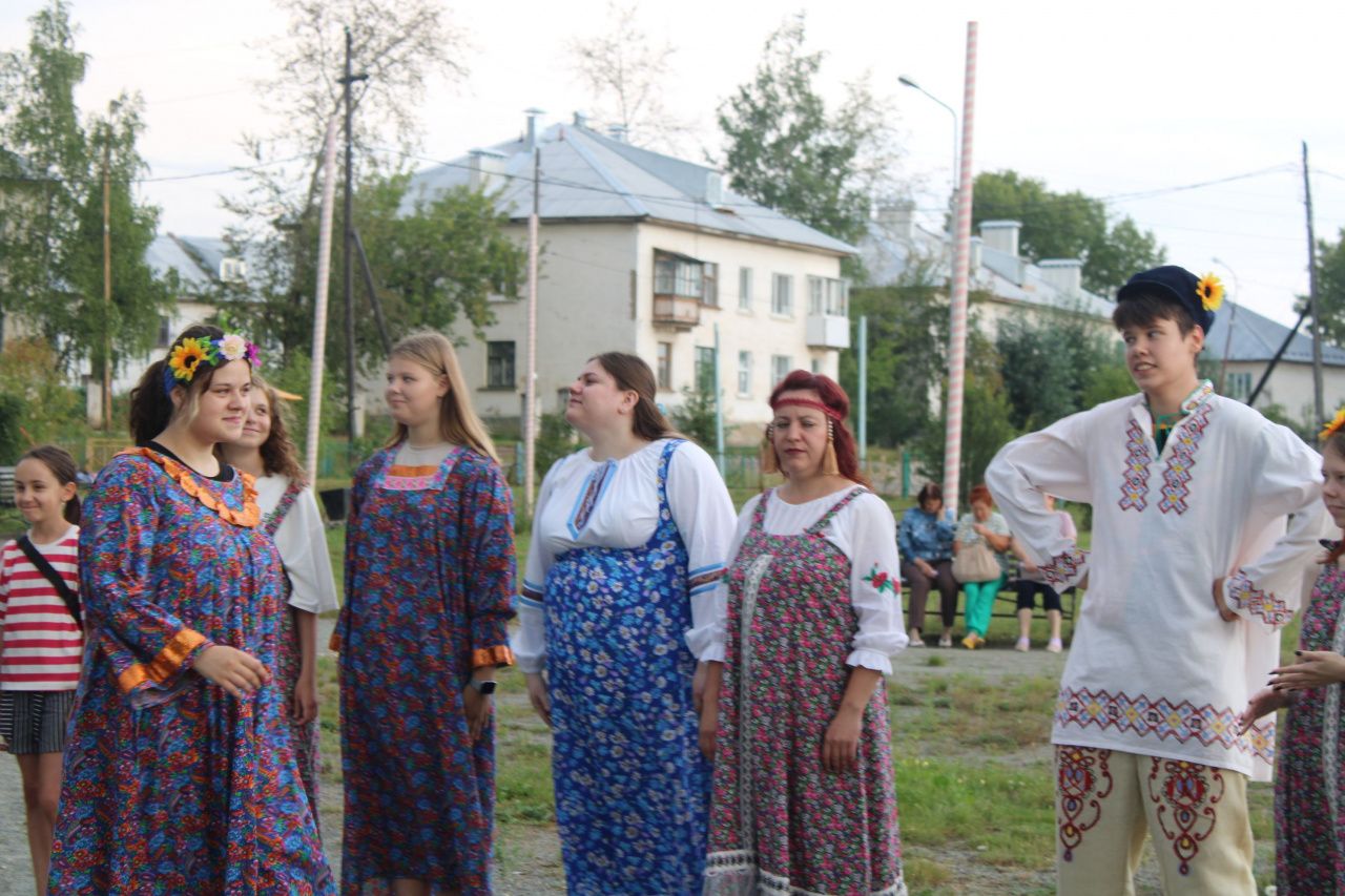 В Черемухово водили хоровод, играли в народные игры и пили чай