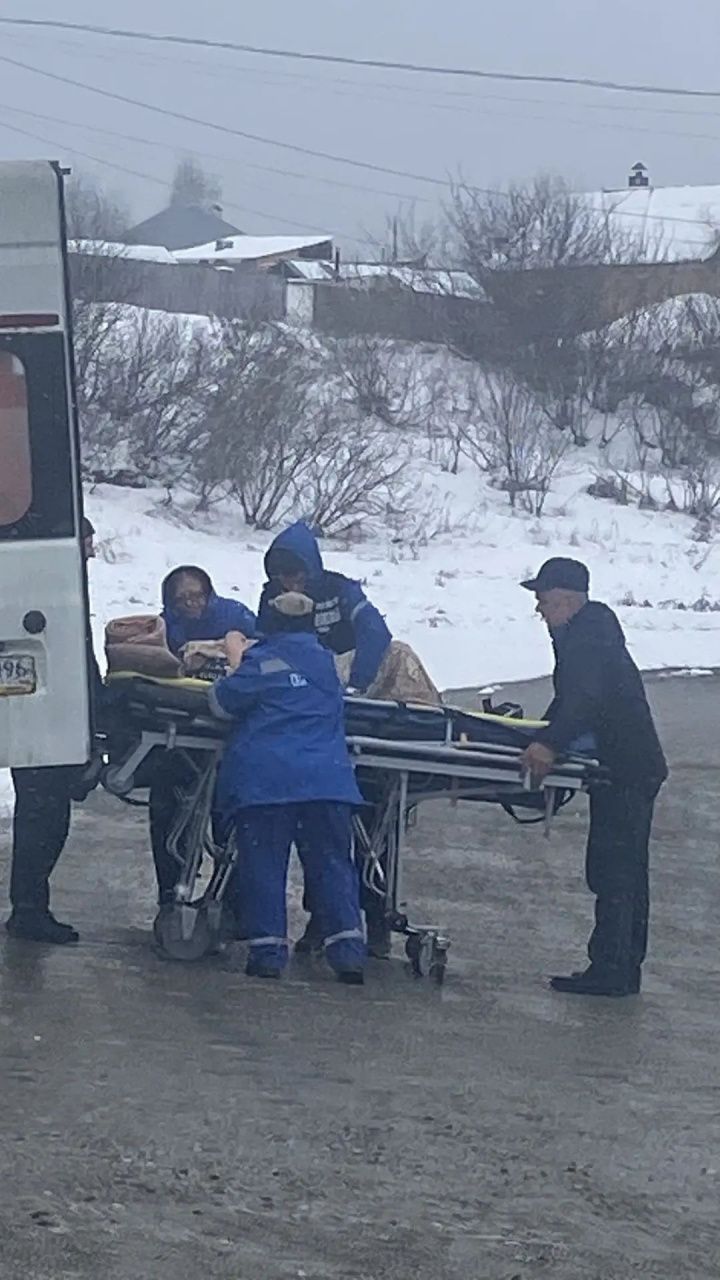 Пациента с одной машины "Скорой" в другую перегружают на пятачке у Горного. Улучшенное качество жизни?