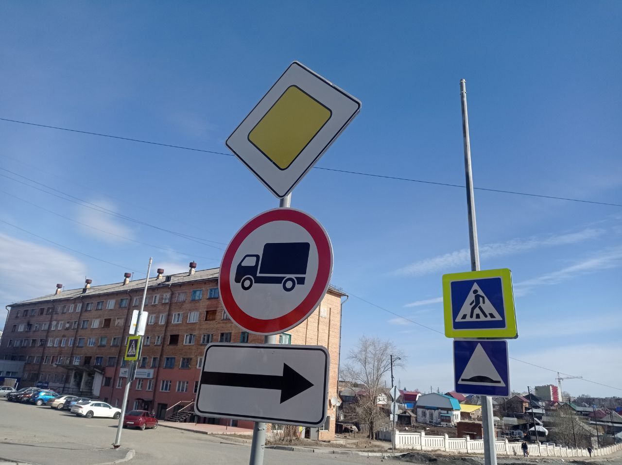 На повороте с улицы Чкалова на Каржавина стоит знак «Уступи дорогу». Но водители нарушают ПДД и не уступают