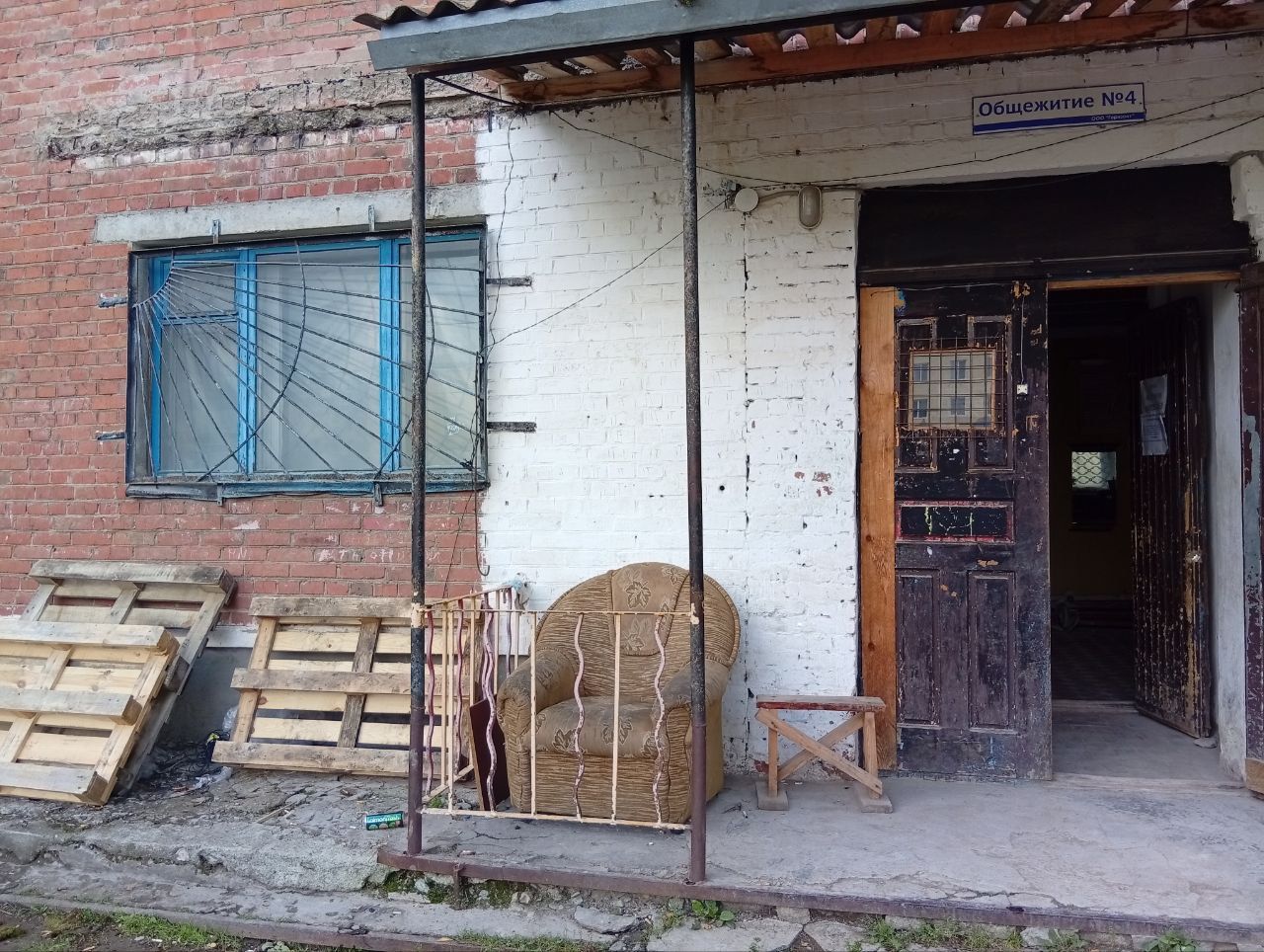 Картина дня - крыльцо “Промки” ремонтируют, общежитие ждет индусов, аллея прополота