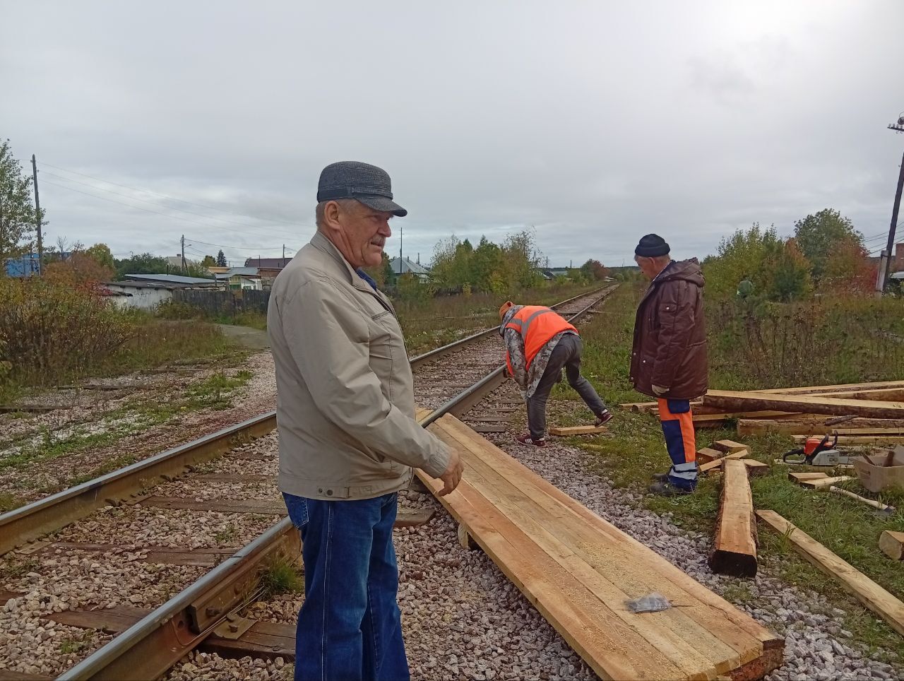 Глас жителей Южного услышали, на железнодорожных путях колотят новый деревянный мостик