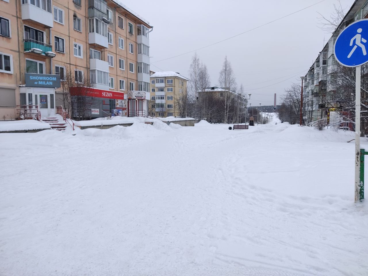 Жительница Североуральска Татьяна недовольна, что автомобили заезжают на Бульвар Моисеева