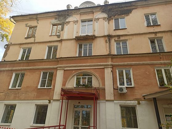 Лепнина на доме №8 по улице Мира разрушается. Дом на капремонт не ставят