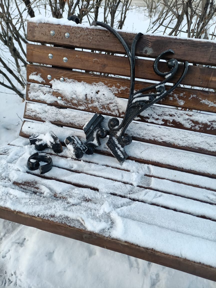 Подростки портят скамейки на Аллее славы. Хорошо бы установить видеонаблюдение и патрулировать