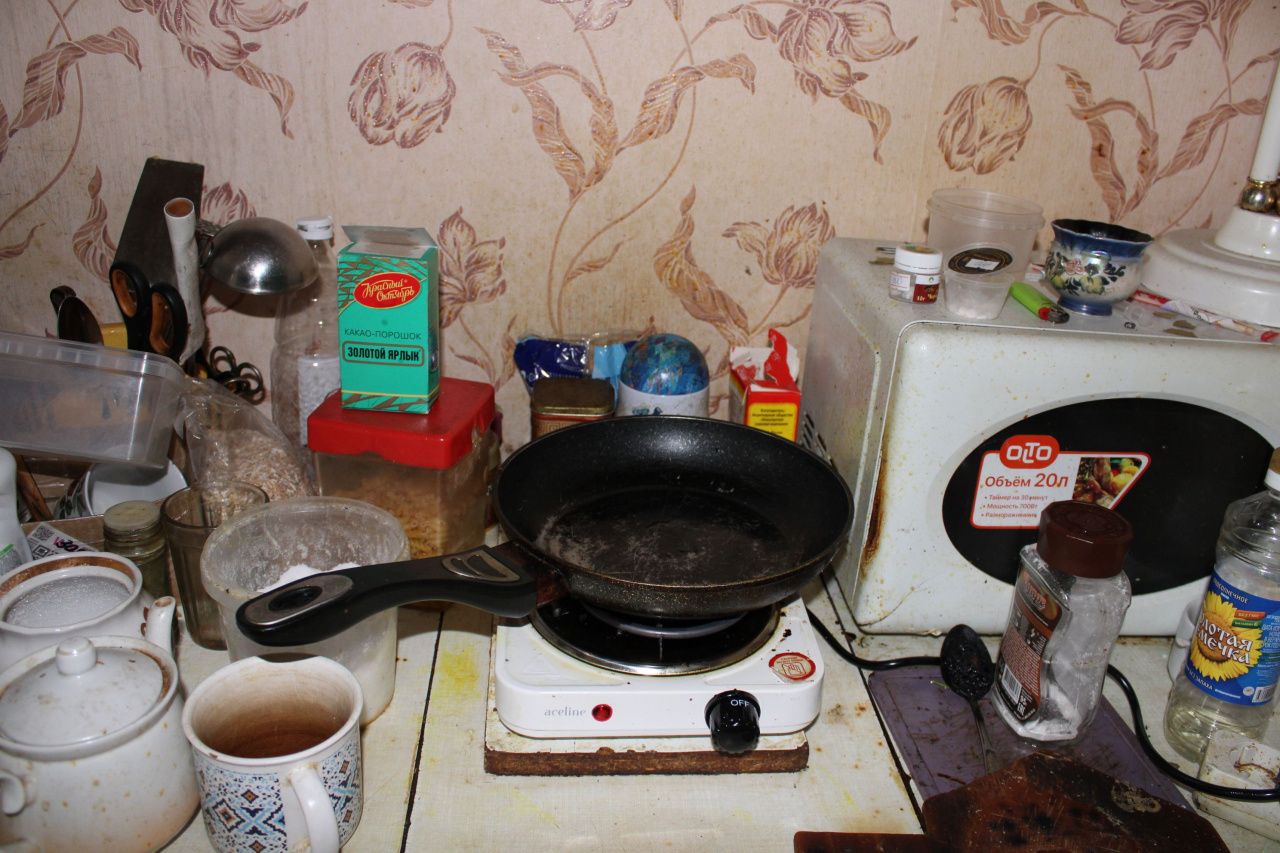 В общежитии должникам отключили свет. Ни сготовить, ни чаю вскипятить