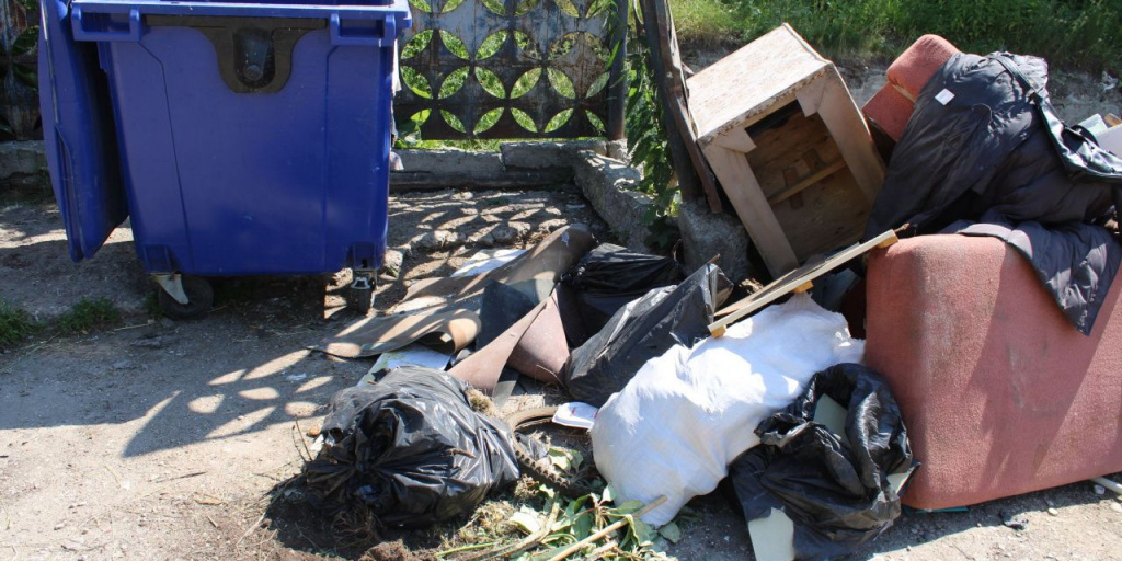 Кто моет и меняет контейнеры, вывозит старые диваны и куда девать ...