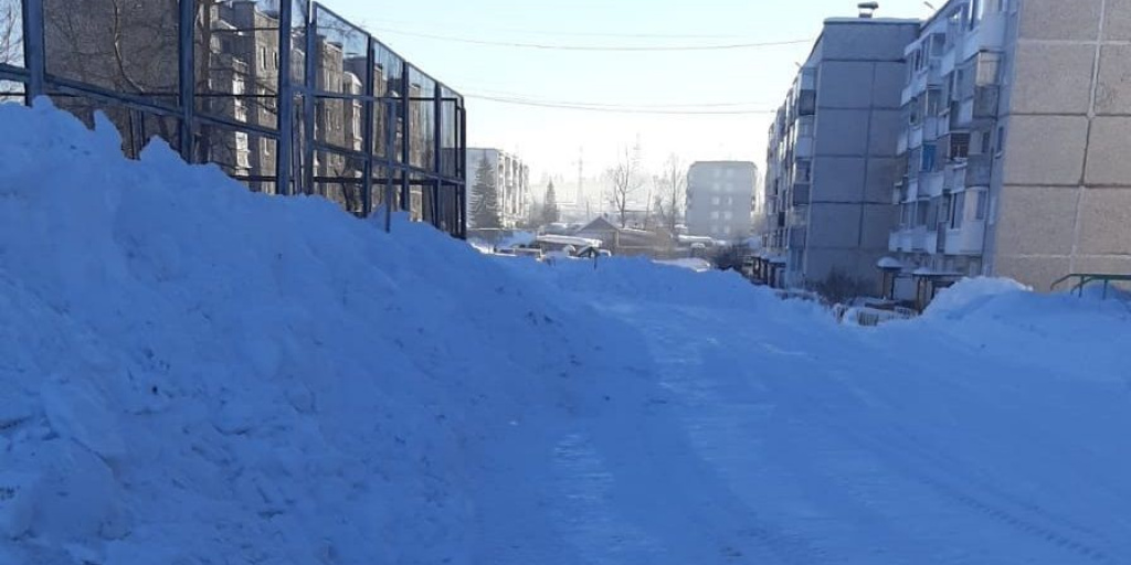 Во дворах очень скользко, люди ходят и ломают рукиноги