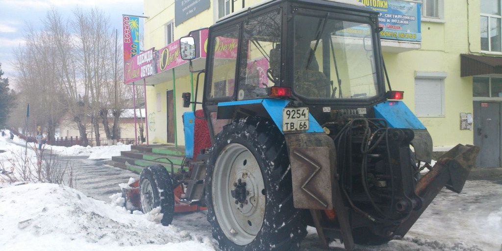 мтз 82 и к150. трактор джон дир на полях подмосковья. требуется тракторист. тракторист механизатор сельского хозяйства. автодор трактор.